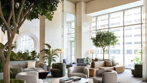 A spacious lobby with modern furniture, large windows, and indoor plants. - InterContinental Houston by IHG (Houston)
