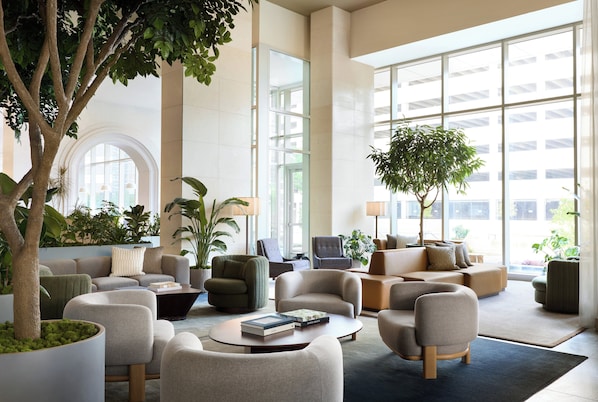 A spacious lobby with modern furniture, large windows, and indoor plants. - InterContinental Houston by IHG (Houston)