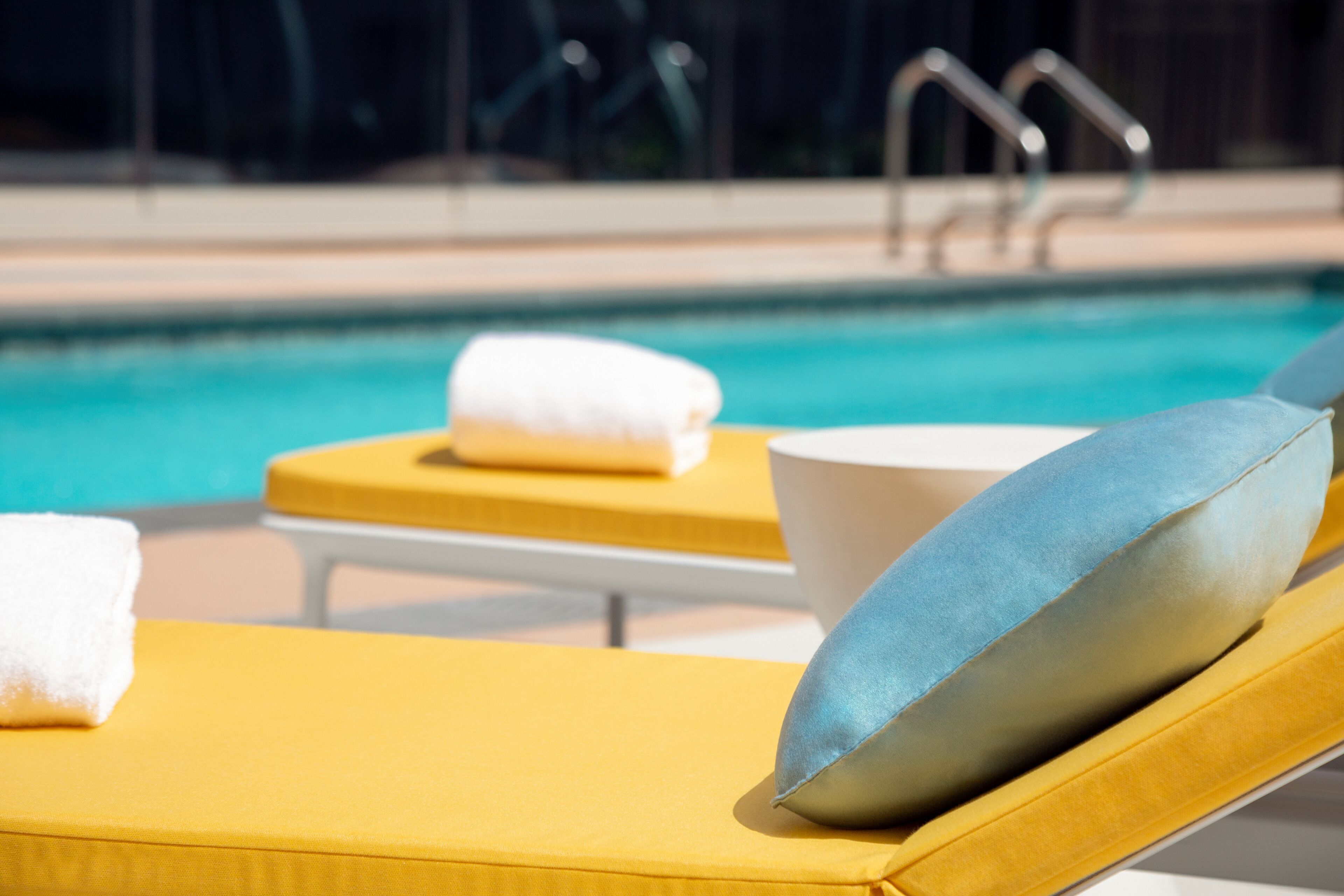 Piscina a l'aire lliure (horari: 06:00-22:00) i gandules 