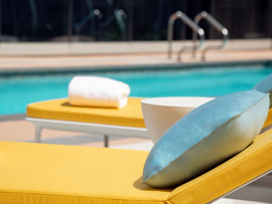 Piscina a l'aire lliure (horari: 06:00-22:00) i gandules