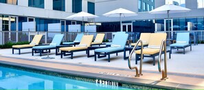 Outdoor pool, open 6:00 AM to 10:00 PM, pool loungers - InterContinental Houston by IHG (Houston)