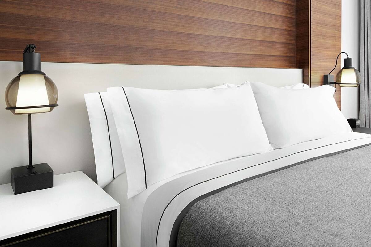 Ropa de cama de alta calidad y caja de seguridad en la habitación