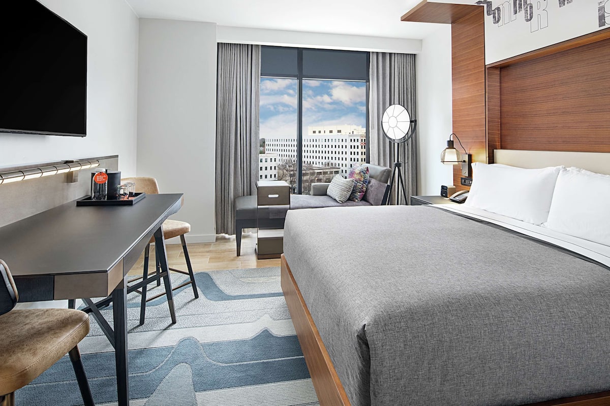 Premium bedding, in-room safe, desk, laptop workspace