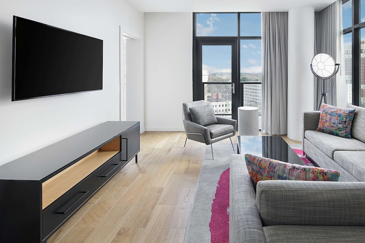 Premium bedding, in-room safe, desk, laptop workspace