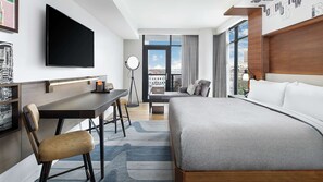 أغطية فراش متميزة وخزنة داخل الغرفة ومكتب ومساحة عمل للكمبيوتر المحمول