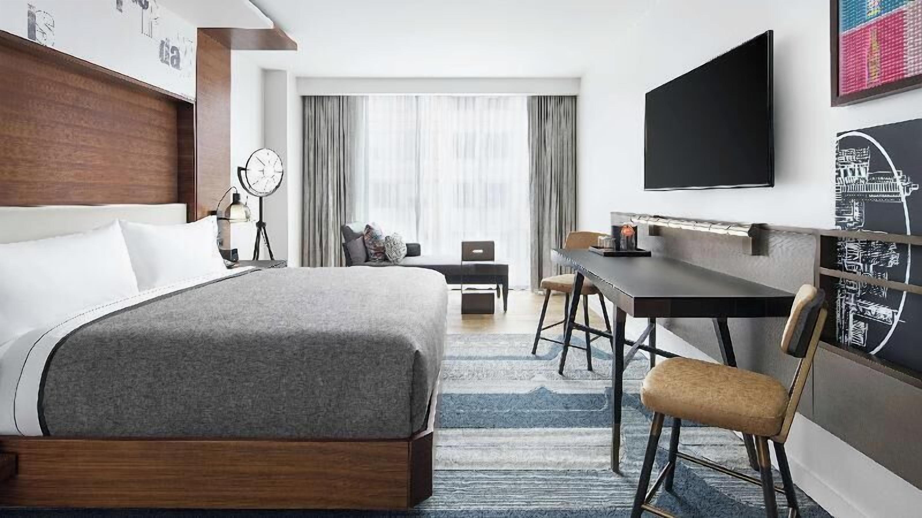 Ropa de cama de alta calidad y caja de seguridad en la habitación 