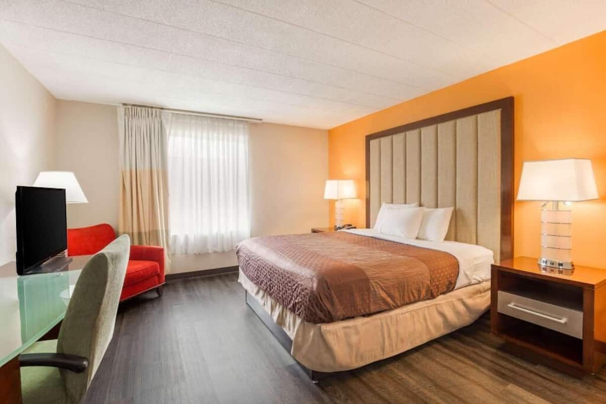 Ropa de cama de alta calidad y caja de seguridad en la habitación
