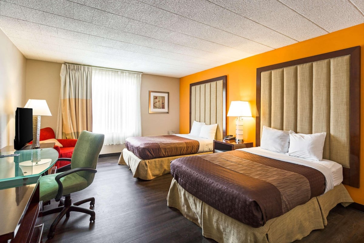 Premium bedding, in-room safe, desk, WiFi (free)