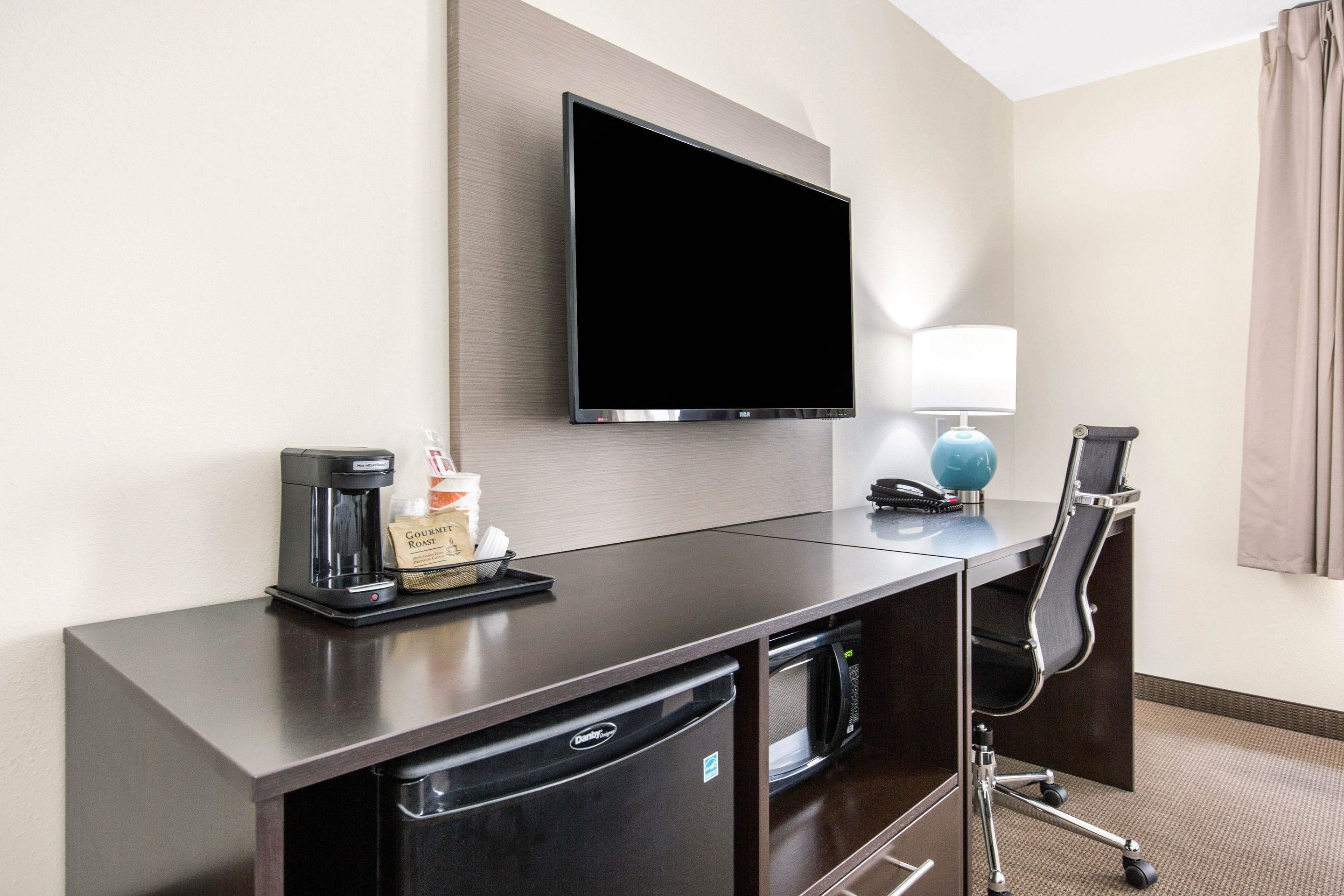 standard room, 1 king bed, non smoking | desk, iron/ironing board, free wifi, bed sheets