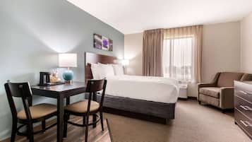 Een bureau, een strijkplank/strijkijzer, gratis wifi, beddengoed