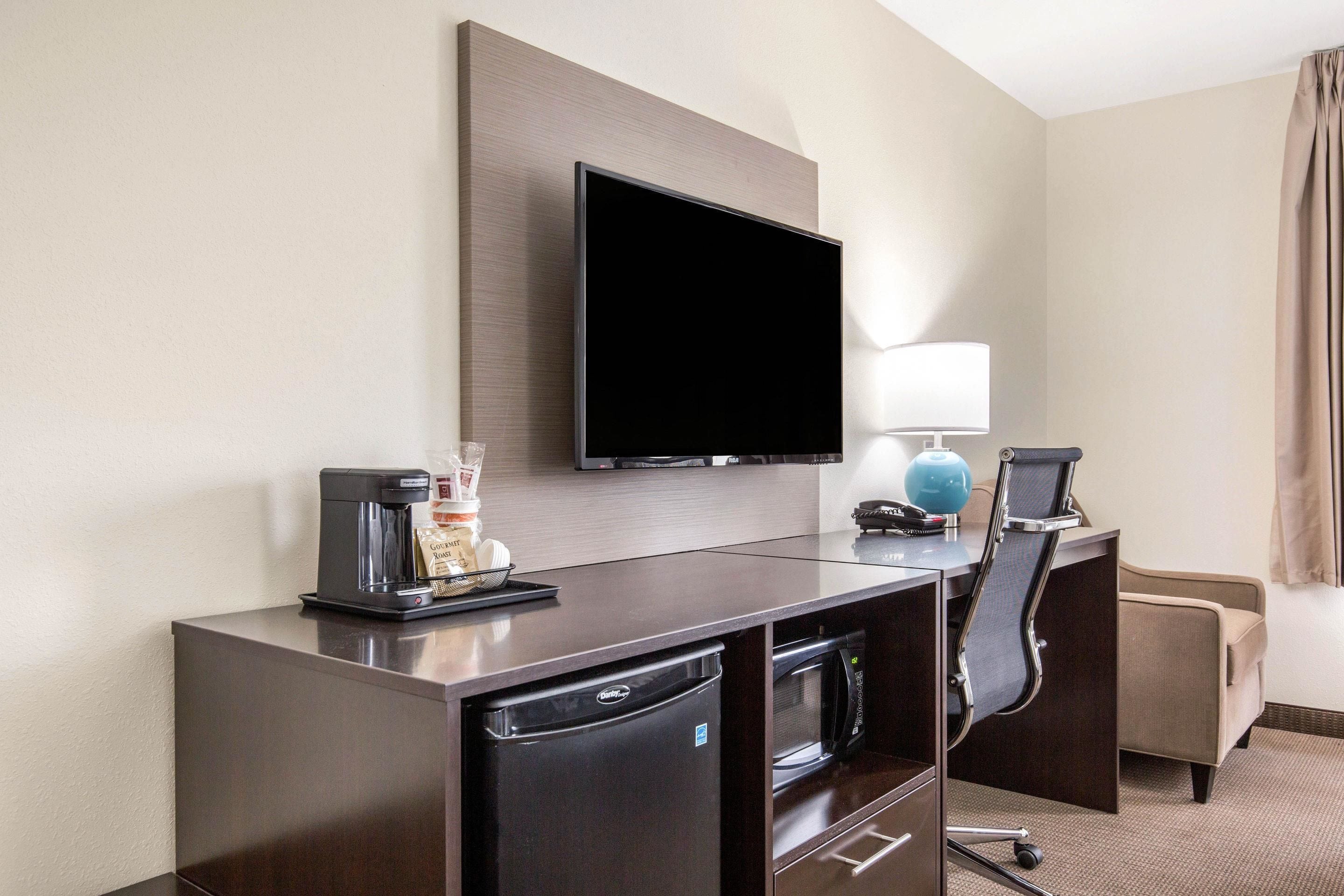 standard room, 2 queen beds, non smoking | desk, iron/ironing board, free wifi, bed sheets