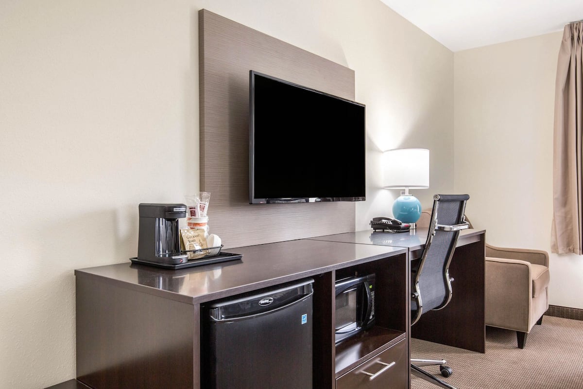 standard room, 2 queen beds, non smoking | desk, iron/ironing board, free wifi, bed sheets