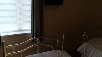Standard Triple Room, Multiple Beds | 1 bedroom, soundproofing, iron/ironing board, bed sheets