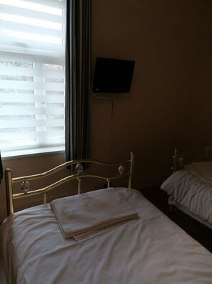 Standard Triple Room, Multiple Beds | 1 bedroom, soundproofing, iron/ironing board, bed sheets