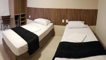 Minibar, escritorio, espacio para trabajar con laptop y wifi gratis