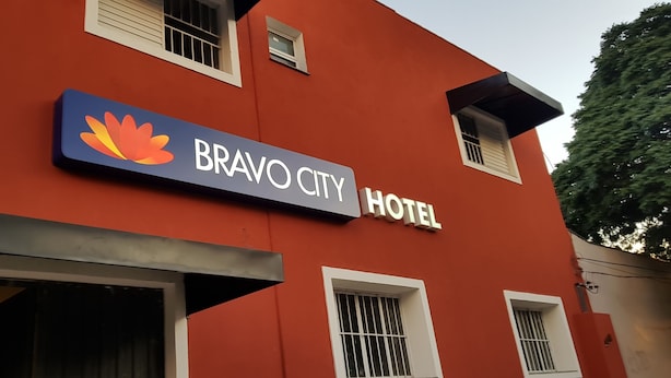 Un edificio con un cartel que dice "Bravo City Hotel".