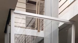 Un edificio de varios pisos con fachada de vidrio y estructura de metal.