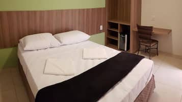 Frigobar, escrivaninha, espaço de trabalho para notebook