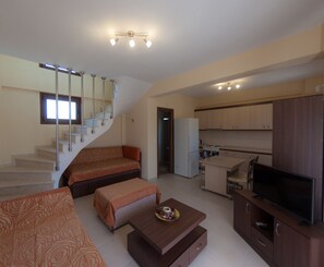 Departamento, 2 habitaciones (Maisonette) | Área de sala de estar | Televisión de pantalla plana 