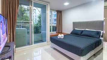 Superior One Bedroom Apartment | Blackout drapes, rollaway beds, free WiFi