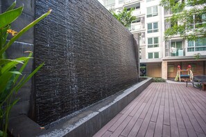 Property grounds - Sukhumvit 64 Pool View Apartment (Bangkok)