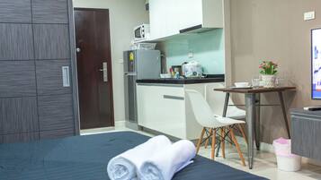 Superior One Bedroom Apartment | Blackout drapes, rollaway beds, free WiFi