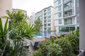 Outdoor pool - Sukhumvit 64 Pool View Apartment (Bangkok)