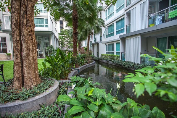 Property grounds - Sukhumvit 64 Pool View Apartment (Bangkok)