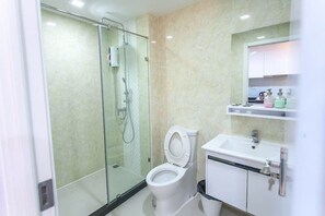 Bathroom - Sukhumvit 64 Pool View Apartment (Bangkok)
