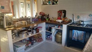 Refrigerador, microondas y utensilios de cocina 