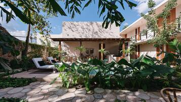 Piscine extérieure, chaises longues