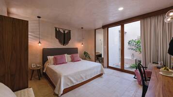 Chambre Deluxe, 1 lit double, vue piscine, côté jardin | Literie hypoallergénique, coffres-forts dans les chambres