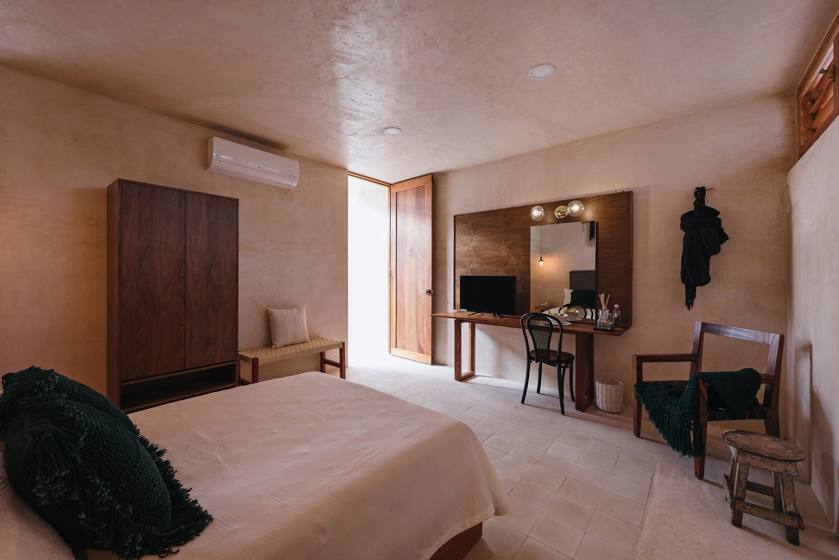 standard room, 1 double bed, pool view | hypo-allergenic bedding, in-room safe, individually decorated