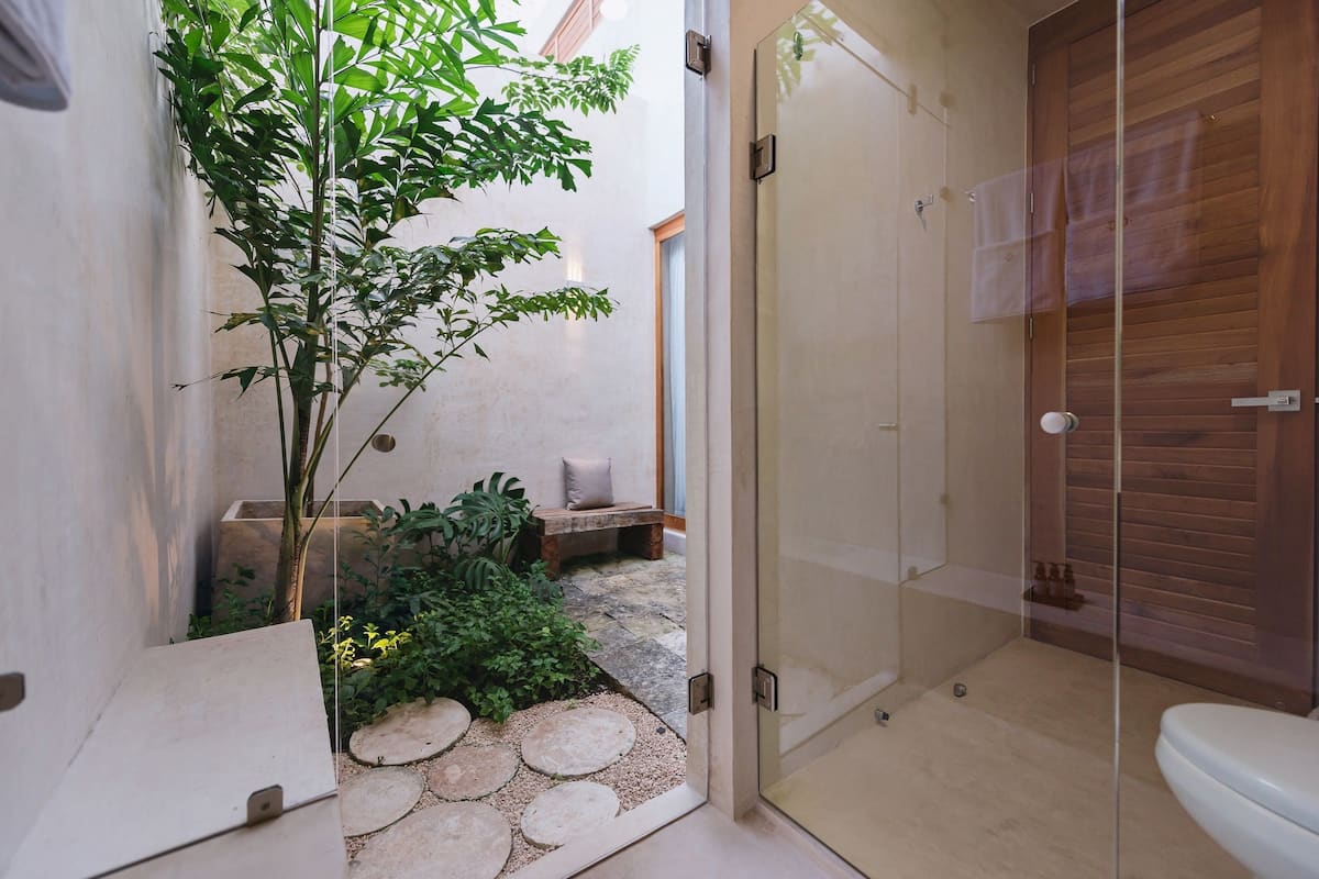 deluxe room, 1 double bed, pool view, garden area | bathroom | shower, free toiletries, hair dryer, bathrobes