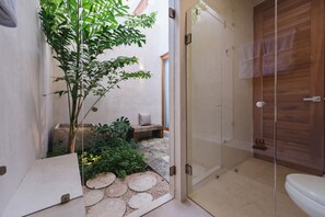 Habitación Deluxe, 1 cama doble, vistas a la piscina, en la zona del jardín | Baño | Ducha, artículos de higiene personal gratuitos y secador de pelo