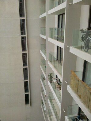 A multi-story building with glass railings and a modern design. - Rukaza El Golf (Santiago)
