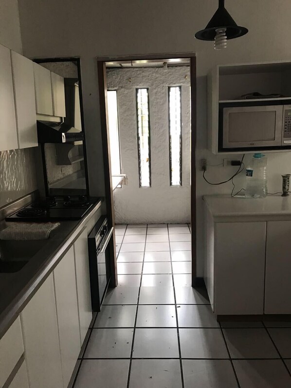 House, 2 Bedrooms | Private kitchen | Fridge, microwave, oven, stovetop
