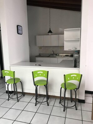 House, 2 Bedrooms | Private kitchen | Fridge, microwave, oven, stovetop