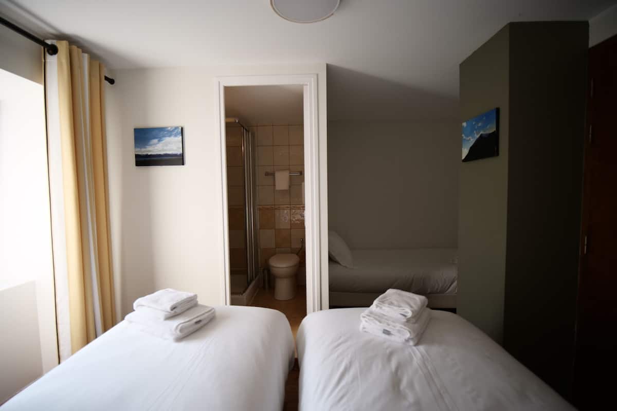 Chambre Triple Standard, salle de bains attenante | 1 chambre