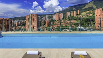Piscina externa, funciona das 6h às 20h, espreguiçadeiras