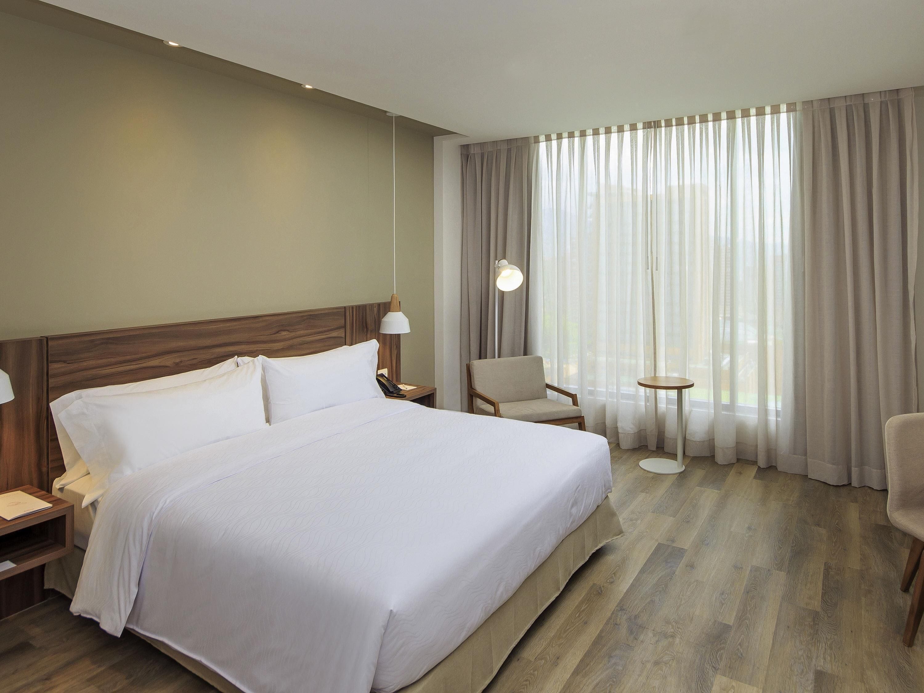 Standard Room, 1 King Bed | Minibar, in-room safe, desk, laptop workspace