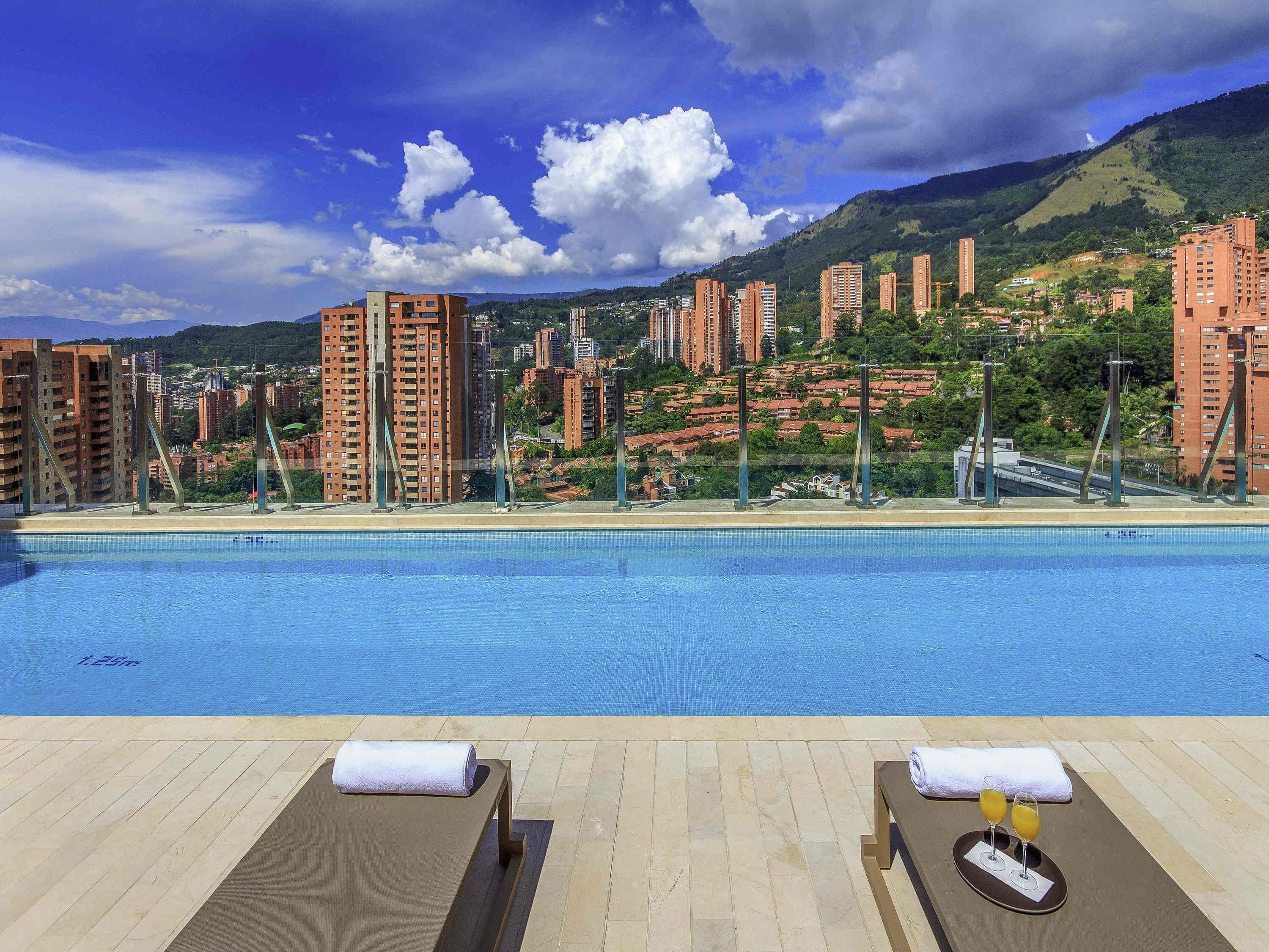 Piscine extérieure, chaises longues, maîtres-nageurs sur place