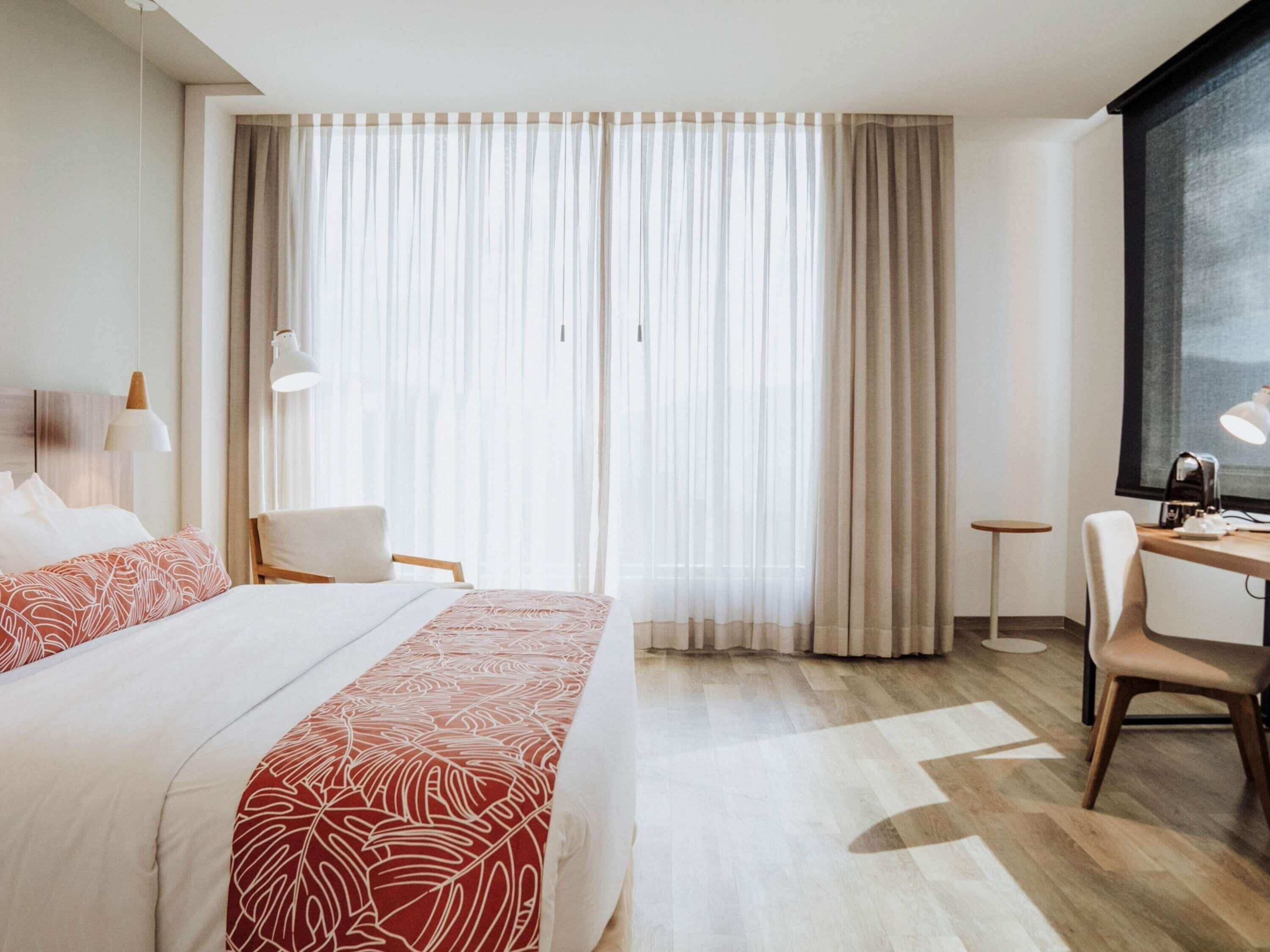 Executive Room, 1 King Bed | Minibar, in-room safe, desk, laptop workspace