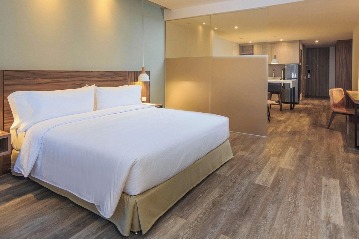 Suíte superior, 1 cama Queen e sofá-cama | 1 quarto, frigobar, cofres nos quartos, escrivaninha