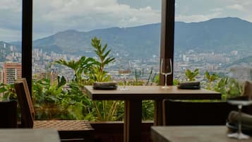 2 间餐厅,供应早餐、午餐和晚餐,地方菜