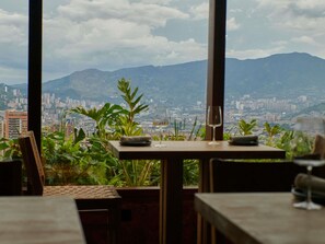 2 restaurants, breakfast, lunch, dinner served; local cuisine - Novotel Medellín El Tesoro (Medellín)