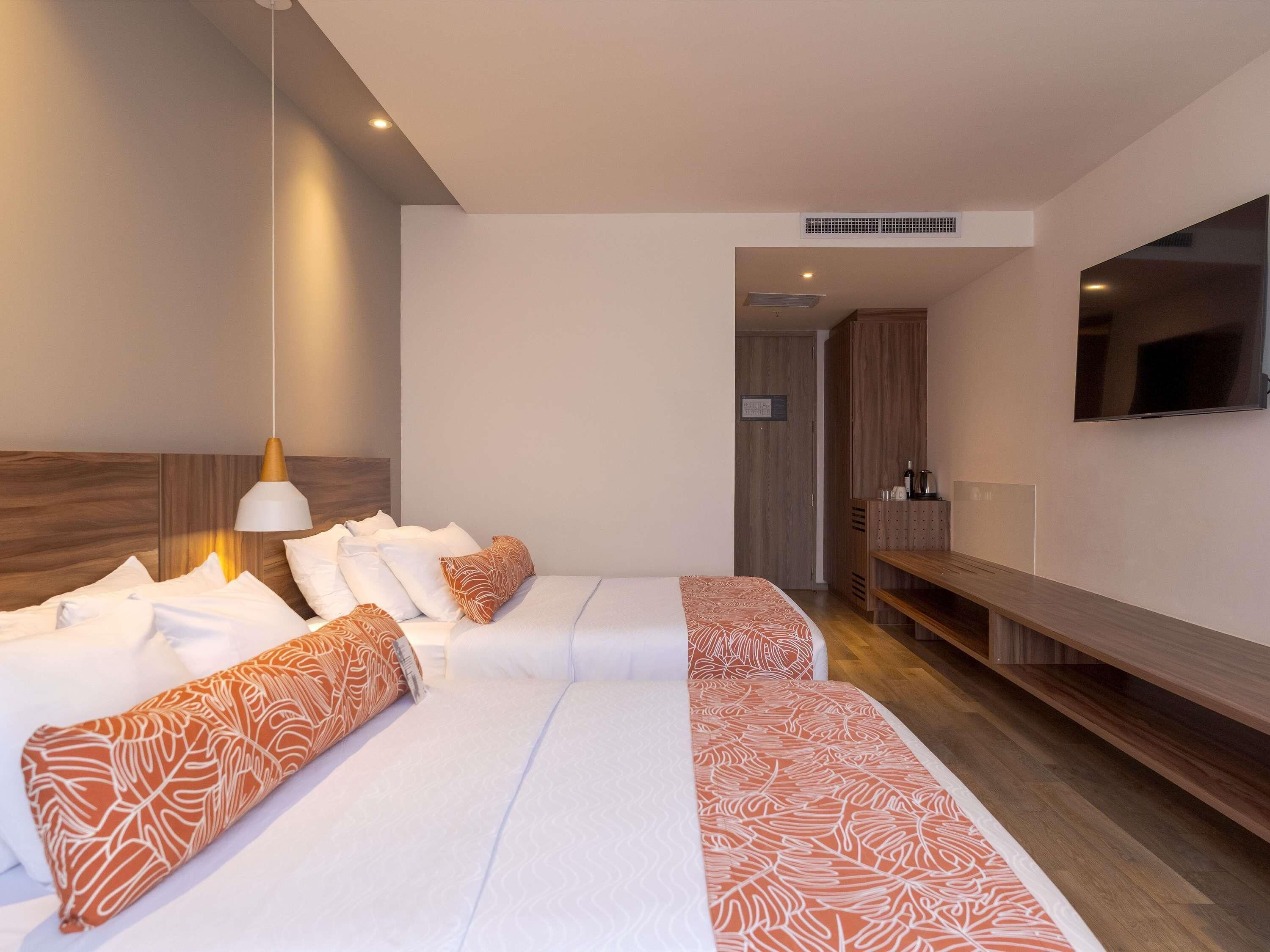 Habitación ejecutiva, 2 camas matrimoniales | Ropa de cama hipoalergénica y minibar 
