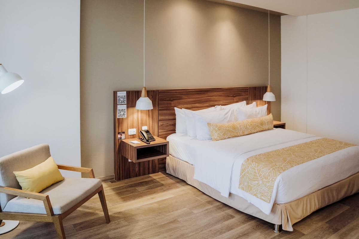 Quarto executivo, 1 cama Queen | 1 quarto, frigobar, cofres nos quartos, escrivaninha