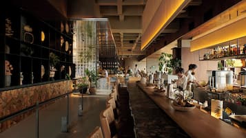 2 restaurants servant le petit déjeuner, spécialités Cuisine locale