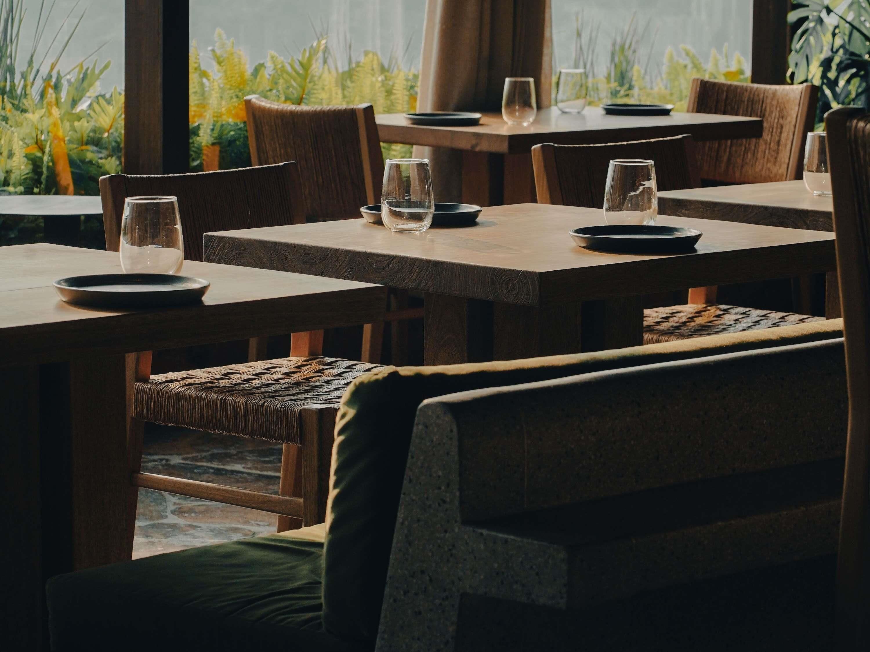 2 restauranter, frokost, lunsj og middag serveres, lokale retter